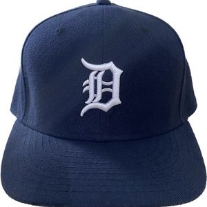 Detroit Tigers fullback hat.